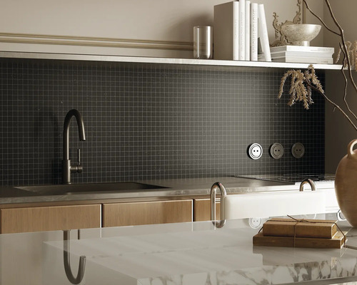 Keukenscène met spoelbak, kraan, mozaïektegels en decoratieve elementen voor een modern design
