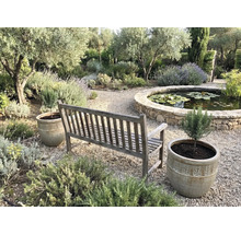 Tuinscene met houten bank, plantenbakken en vijver