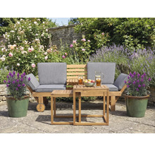 Tuinscene met houten bank, tafel en bloempotten