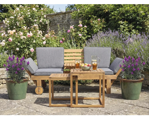 Tuinscene met houten bank, tafel en bloempotten