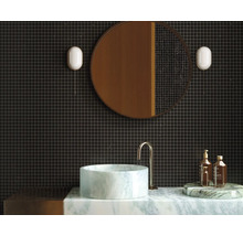 Moderne badkamer met donkere tegels, ronde spiegel en marmeren wastafel