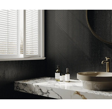 Moderne badkamer met mozaïektegels, marmeren wastafel en ronde spiegel