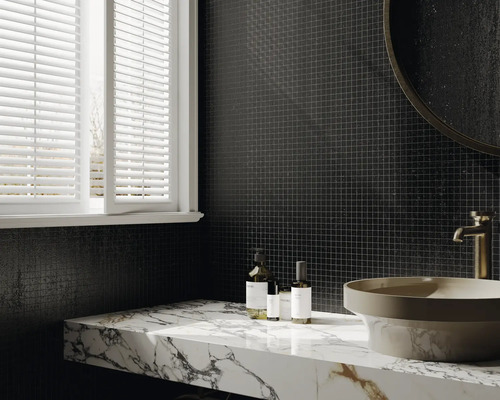 Moderne badkamer met mozaïektegels, marmeren wastafel en ronde spiegel