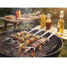Barbecuescène met gegrilde spiesen op een houtskoolbarbecue, sauzen en drankjes buiten