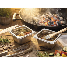 Barbecuescène met kruiden, marinade en houtskool