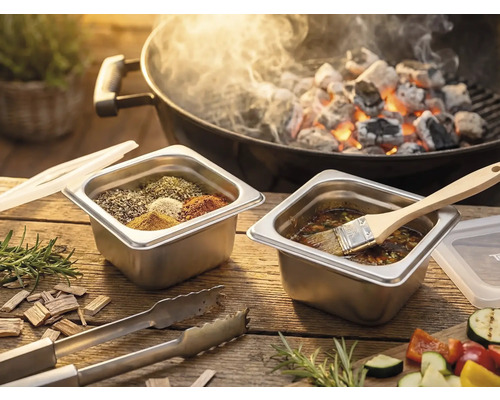 Barbecuescène met kruiden, marinade en houtskool