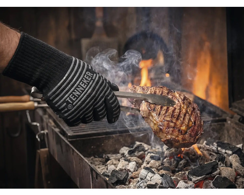 Barbecuehandschoen met vlees op de grill