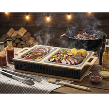 Scene met barbecue, warmhoudplaat met gegrild voedsel, sauzen, dranken en een grilltang.
