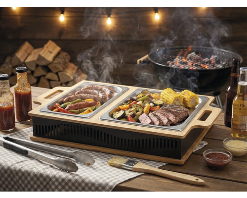 Scene met barbecue, warmhoudplaat met gegrild voedsel, sauzen, dranken en een grilltang.