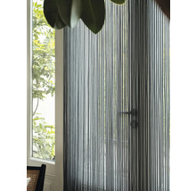 Decoratief draadgordijn voor een raam