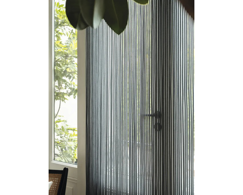 Decoratief draadgordijn voor een raam