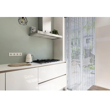 Moderne keuken met kookplaat, afzuigkap en kralengordijn