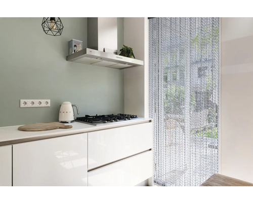 Moderne keuken met kookplaat, afzuigkap en kralengordijn