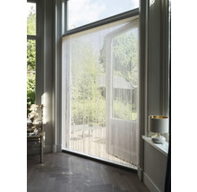 Kameroverzicht met kralengordijn voor een open terrasdeur