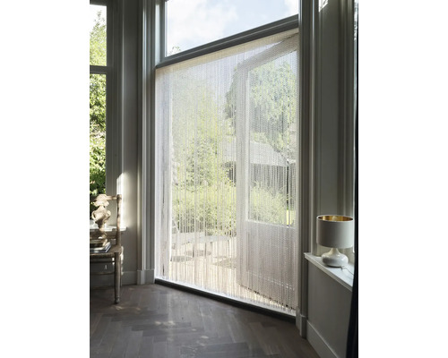 Kameroverzicht met kralengordijn voor een open terrasdeur