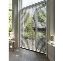 Interieur met raam en modern rolgordijnsysteem voor lichtregeling