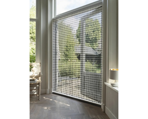 Interieur met raam en modern rolgordijnsysteem voor lichtregeling