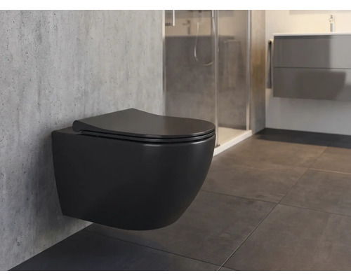 Wandhangend toilet in een heldere badkamer met douche en wastafel