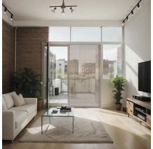 Woonkamer met bank, salontafel en schuifdeur naar het balkon