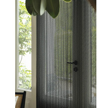 Decoratieve deur met gordijn van kralenkettingen