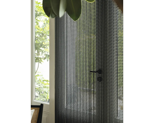 Decoratieve deur met gordijn van kralenkettingen