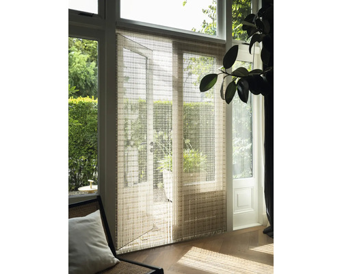 Interieurbeeld met paneelgordijn voor een terrasdeur, dat het daglicht zacht filtert
