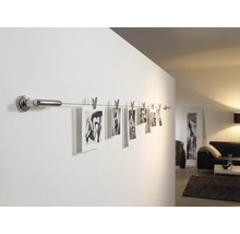 Foto's aan een wandrail met klemmen in de woonkamer