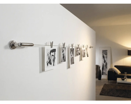 Foto's aan een wandrail met klemmen in de woonkamer