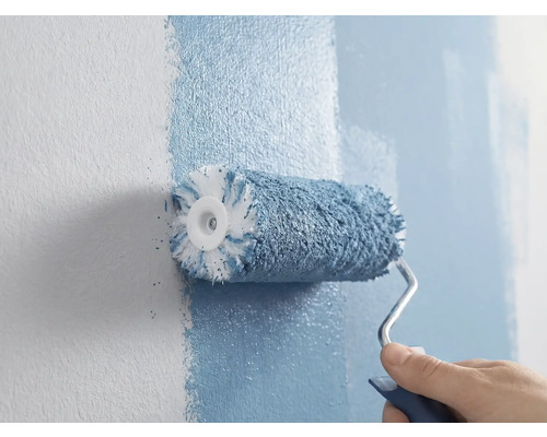 Iemand schildert een muur met een verfroller.