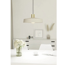 Interieur met eettafel, vaas met bloemen, boek, kop en hanglamp