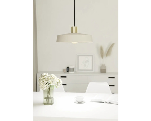 Interieur met eettafel, vaas met bloemen, boek, kop en hanglamp