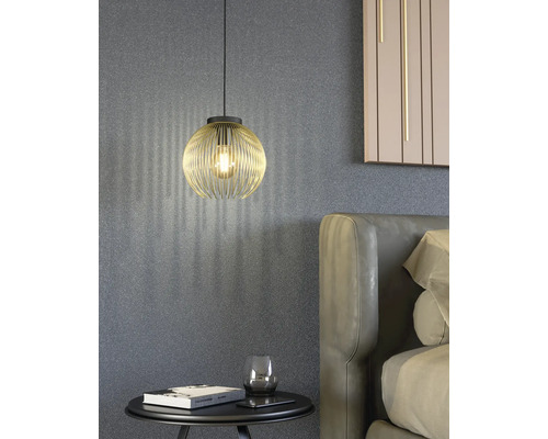 Scene met een gouden hanglamp boven een nachtkastje naast een bed.