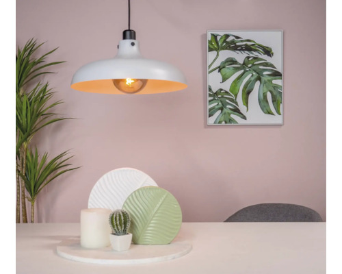 Scène met hanglamp, tafeldecoratie en plantenafbeelding aan de muur