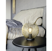 Gouden draadbollamp op een tafel in de slaapkamer