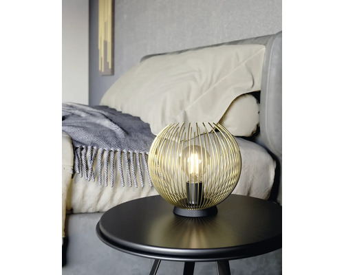 Gouden draadbollamp op een tafel in de slaapkamer