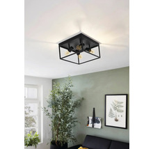 Zwarte plafondlamp met vier lampen in een woonkamer