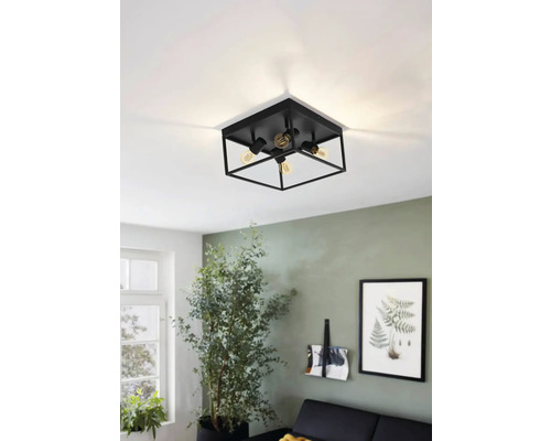 Zwarte plafondlamp met vier lampen in een woonkamer