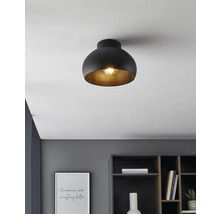 Zwarte plafondlamp in de kamer.