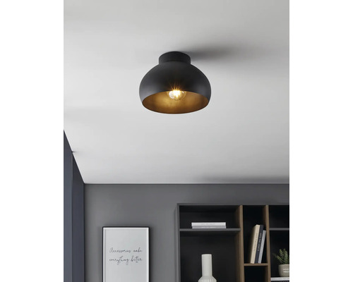 Zwarte plafondlamp in de kamer.