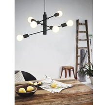 Modern ontworpen woonkamer met eettafel en plafondlamp