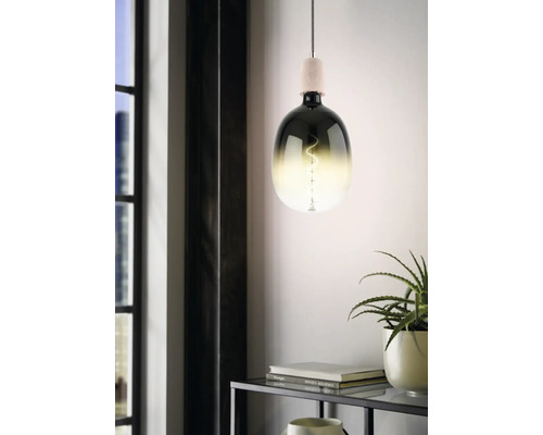 Hanglamp met decoratieve gloeidraad en kleurverloop in de woonkamer