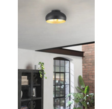 Plafondlamp van metaal in de woonkamer