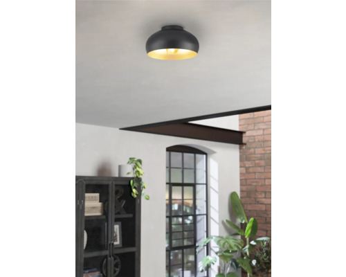 Plafondlamp van metaal in de woonkamer