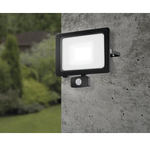 LED-buitenlamp met bewegingssensor aan een muur gemonteerd