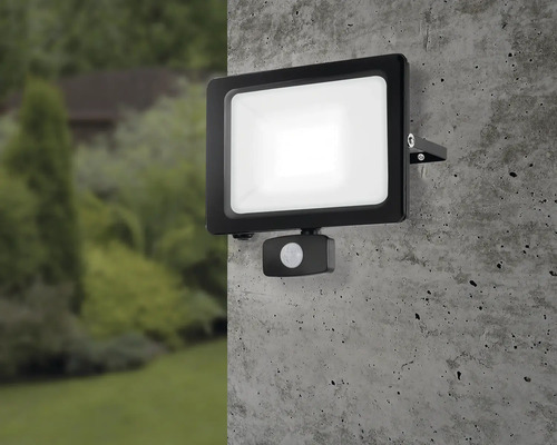 LED-buitenlamp met bewegingssensor aan een muur gemonteerd