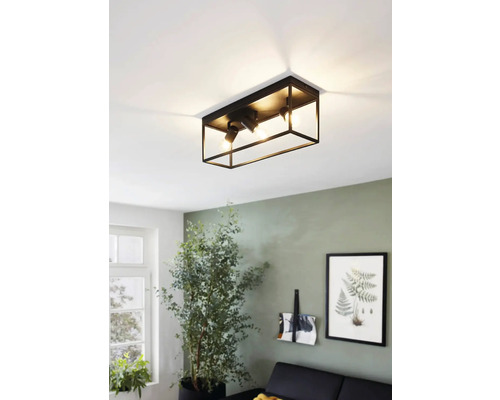 Plafondlamp met drie spots in een woonkamer