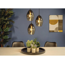 Eetkamer met drie hanglampen, tafel, decoratie en twee stoelen