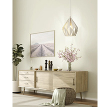 Woonkamer met dressoir, decoratie en geometrische hanglamp