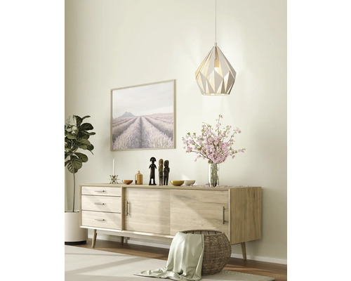 Woonkamer met dressoir, decoratie en geometrische hanglamp