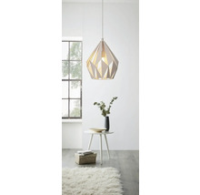 Moderne hanglamp met geometrisch design boven een tafel met decoratie in een lichte ruimte.